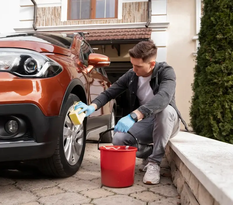 Lavage auto à domicile Veigy-Foncenex : professionnel intervenant sur un véhicule
